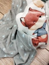Le plaid doux avec borderie est l'accessoire indispensable pour garder bébé au chaud. Facile à transporter, grâce à sa poignée.